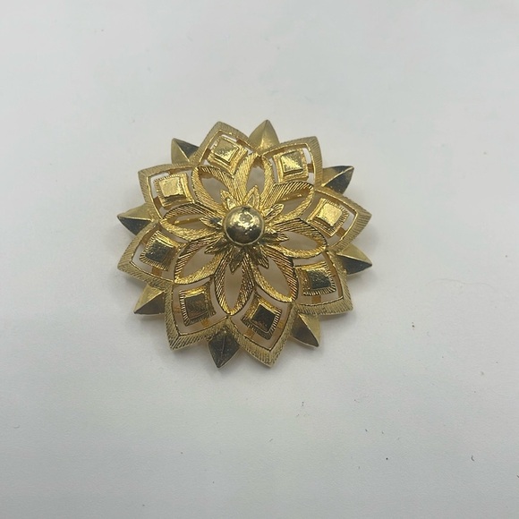 lisner Jewelry - VINTAGE ESTATE LISNER COSTUME FLOWER DOMED GOLD TONED PIN BROOCH